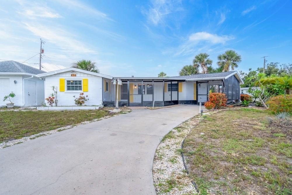 One or more photo(s) has been virtually staged. Remarkable 3/2 + Huge detached Garage Corner Lot In The Heart Of Venice 10 minutes to the
Beach. Updated House Stainless steel appliances, Quartz tops in open kitchen. Split floor plan with comfortable size rooms. Master bedroom with
its own bathroom, and laundry room. HUGE Detached Garage Sitting In Oversize Corner Lot Centrally Located In The Heart Of Venice. Cozy
screen front terrace ready to wind down after a bust day. Centrally located 10 minutes to the beach, minutes away from many restaurant and
shopping center options.