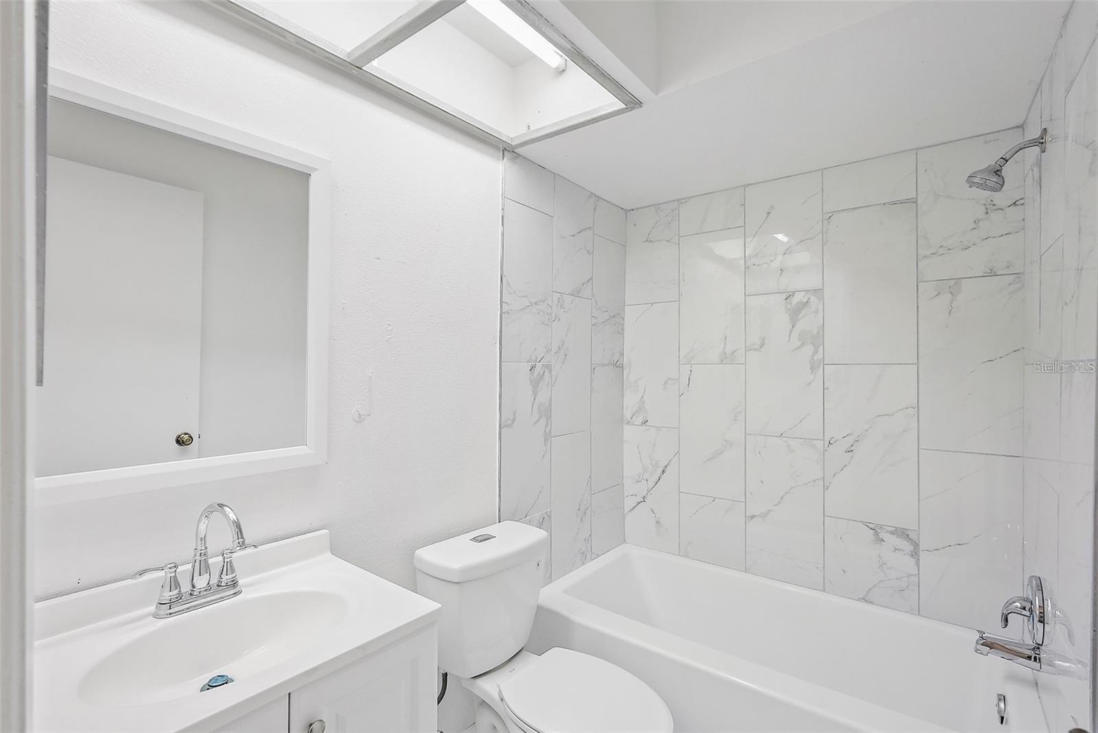 LAKES UNIT II PH I SEC II THE - Residential