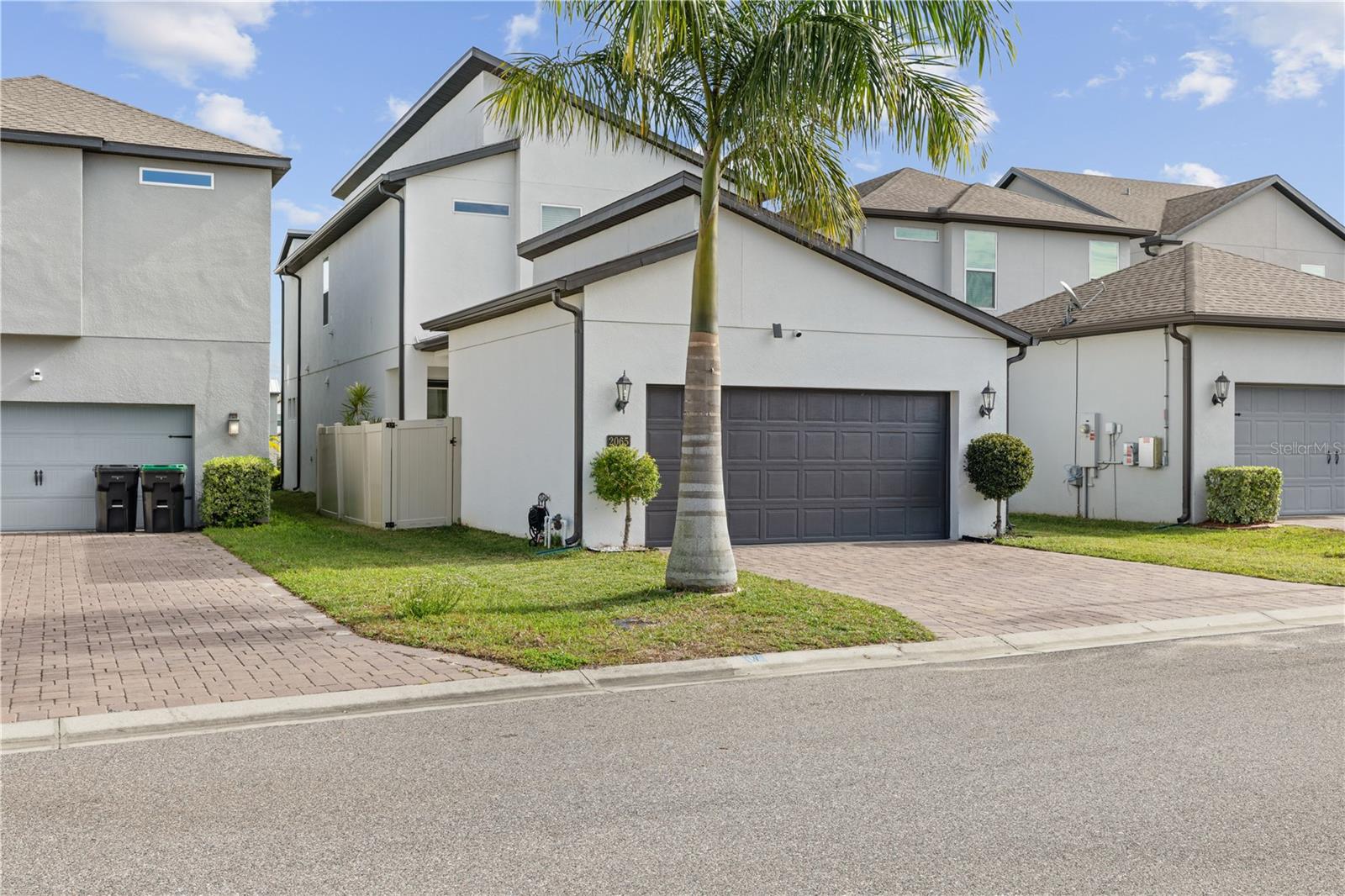 2065 WHITE FEATHER LOOP