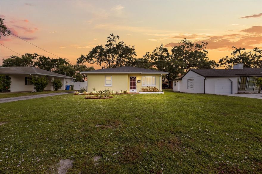 Eclectic West Bradenton Neighborhood.  Park with Tennis/Pickleball Courts and Playground just a stones throw away.
NO HOA. NO DEED RESTRICTIONS. NO Monthly Fees.

Excellent INVESTMENT....Starter Home, Retirement, Income Potential

FHA/VA/Conv financing available. (See attachments for estimates)

Concrete Block construction with 1/25 ROOF and 8/2025 AC

Current PROFESSIONAL INSPECTION REPORT attached. No muss, no fuss....just "MOVE IN READY."