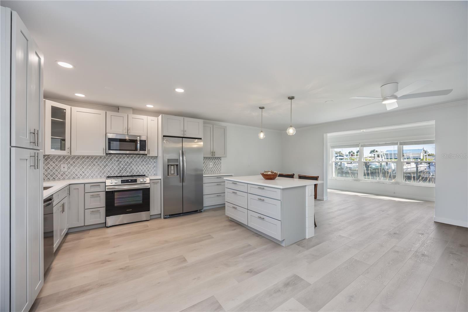 POINT WHITECAP APTS - Residential