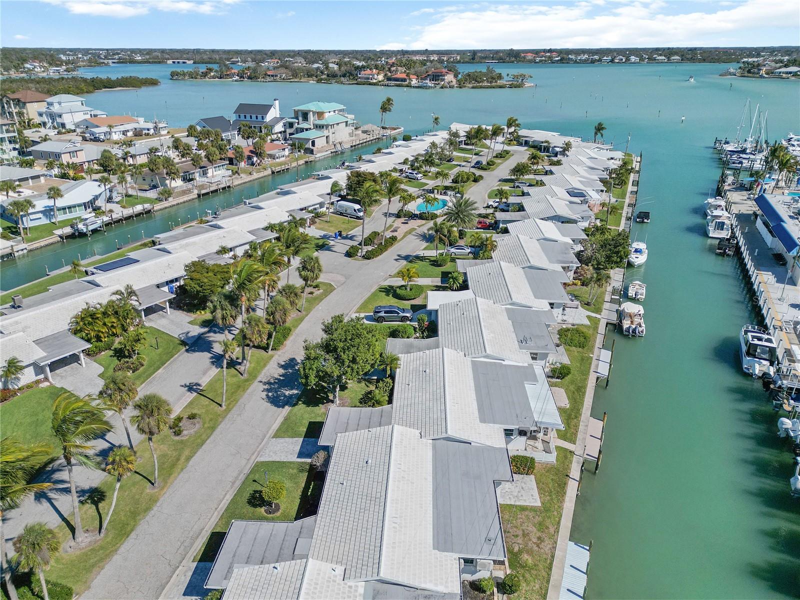 POINT WHITECAP APTS - Residential