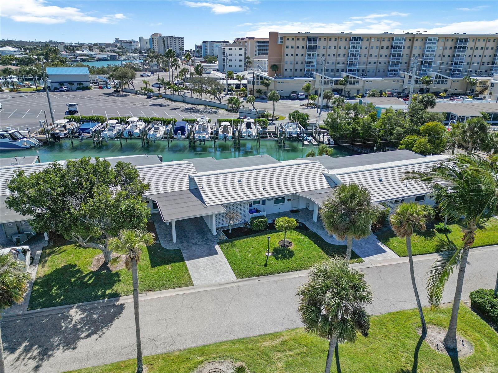 POINT WHITECAP APTS - Residential