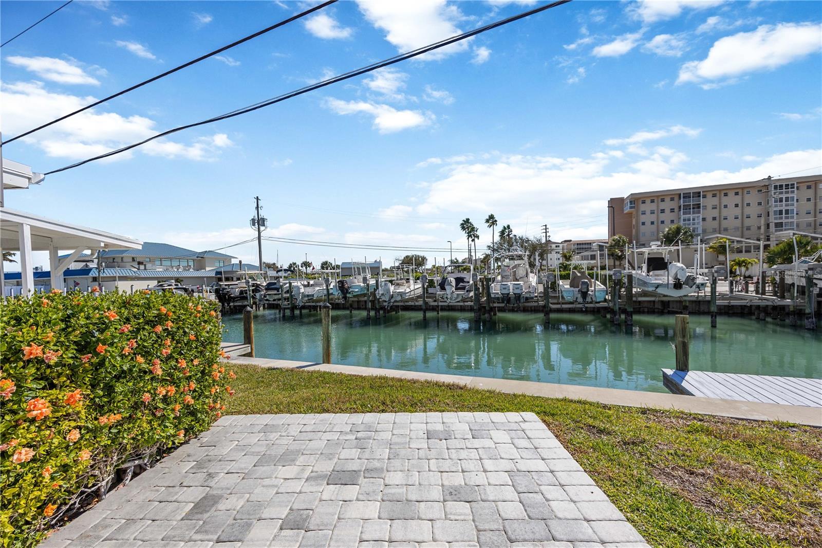 POINT WHITECAP APTS - Residential