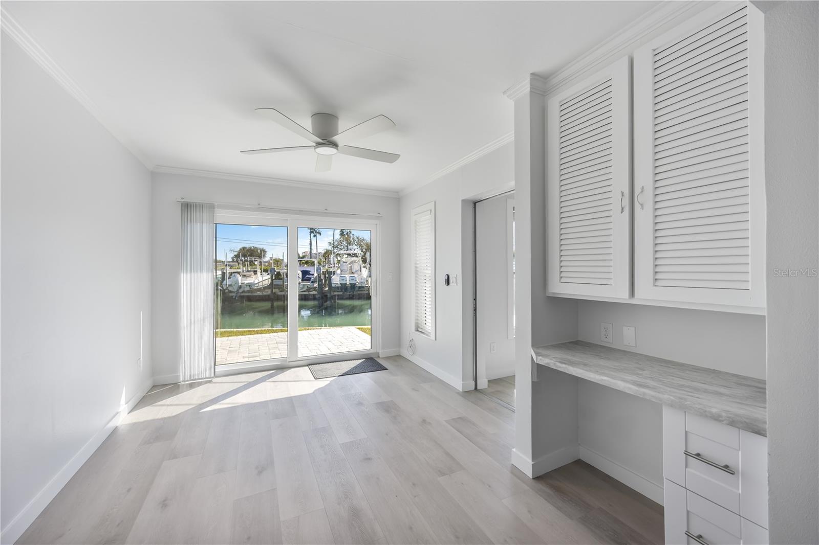 POINT WHITECAP APTS - Residential