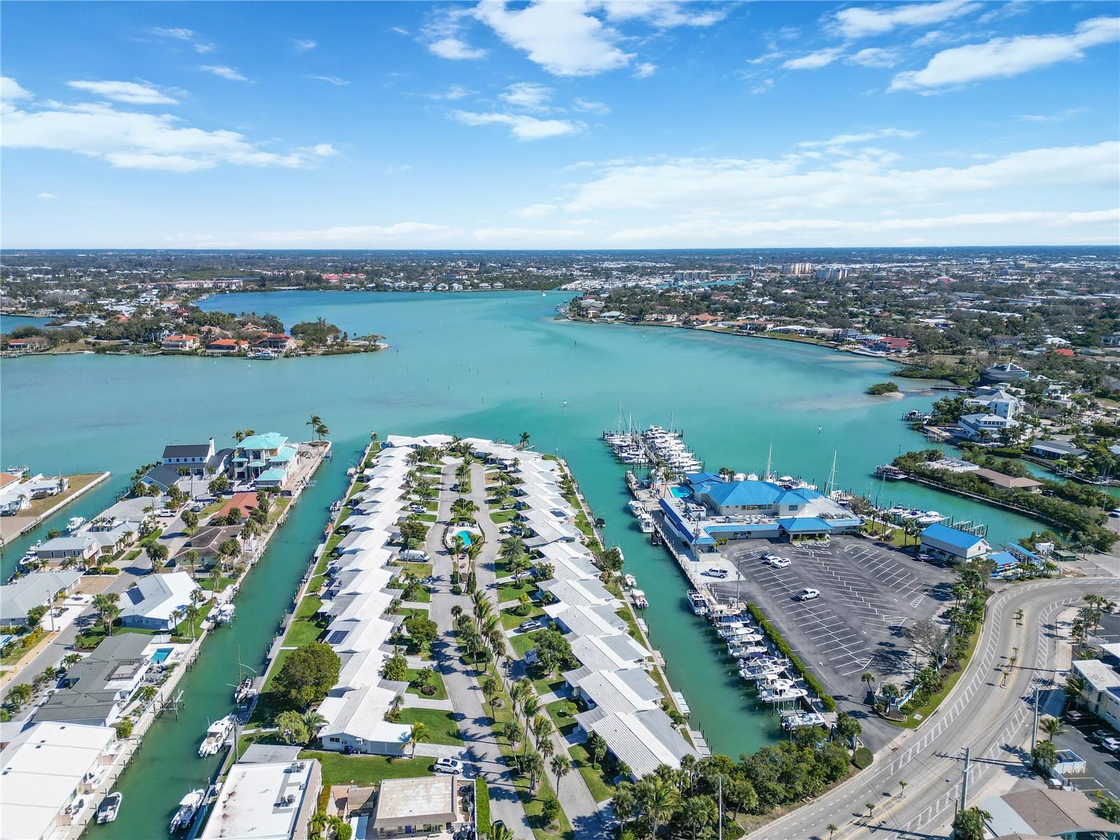 POINT WHITECAP APTS - Residential