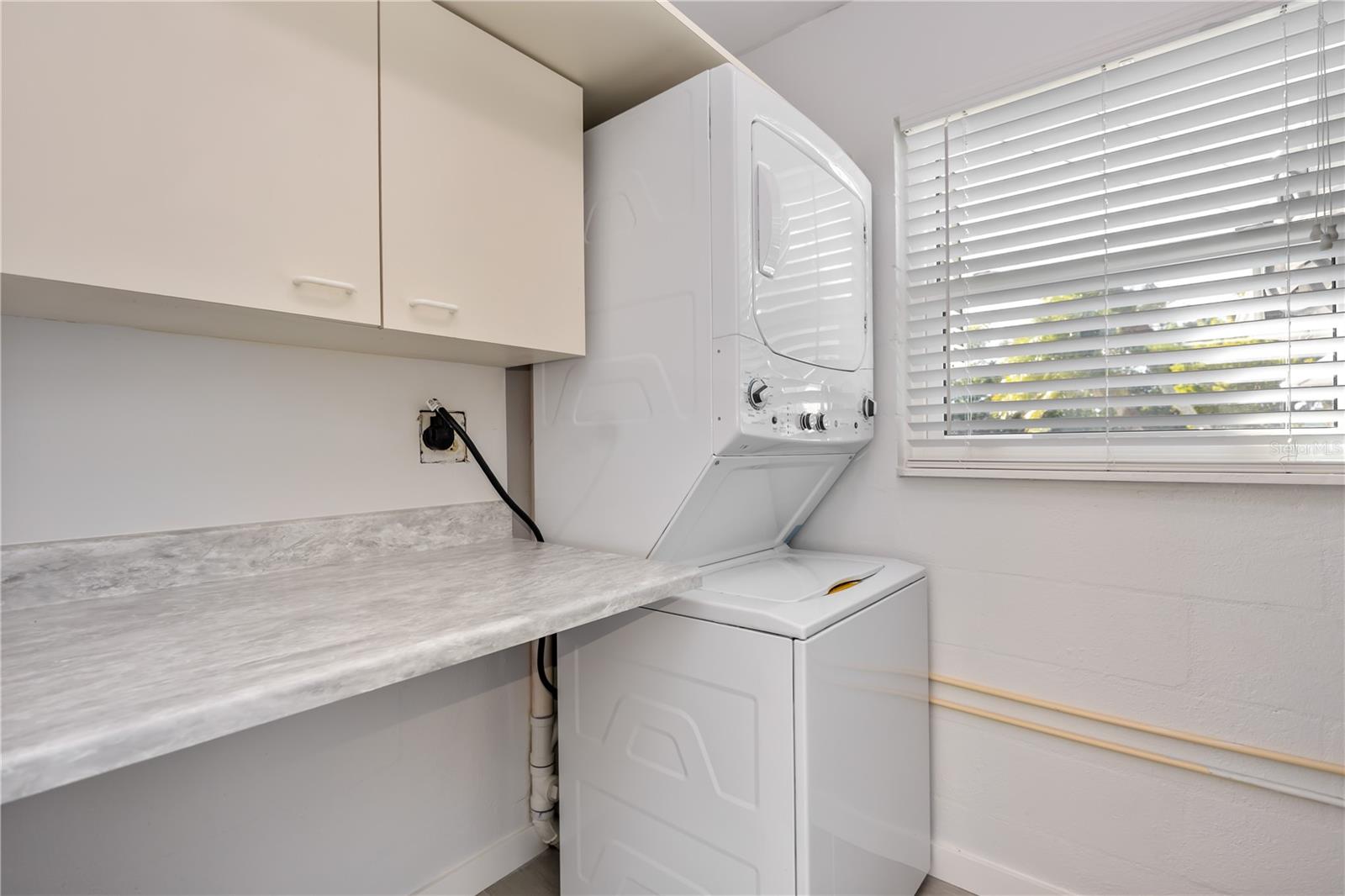 POINT WHITECAP APTS - Residential