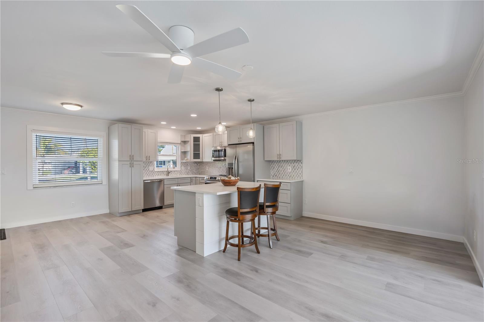 POINT WHITECAP APTS - Residential