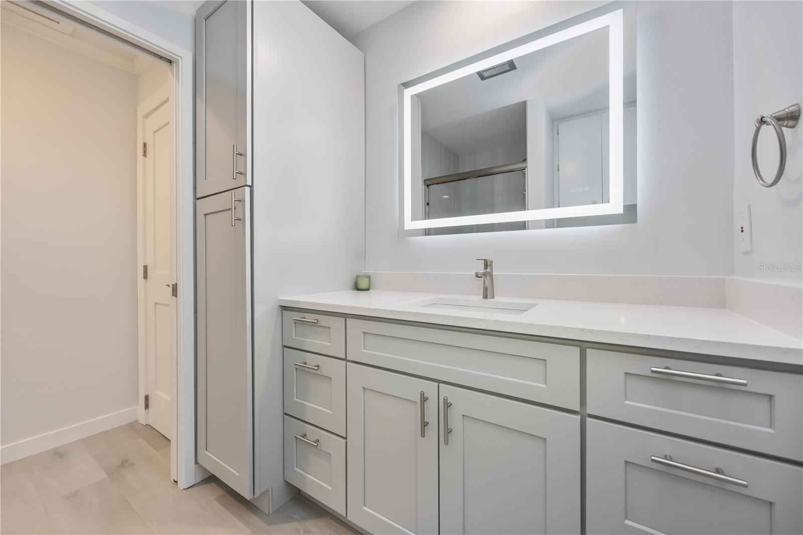 POINT WHITECAP APTS - Residential