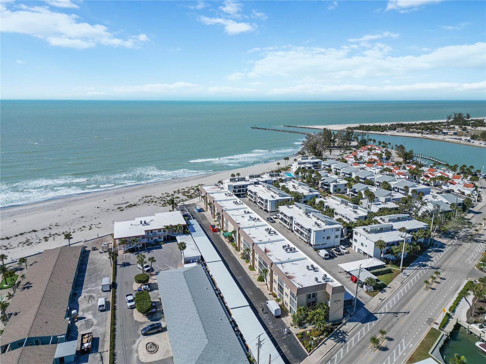 POINT WHITECAP APTS - Residential