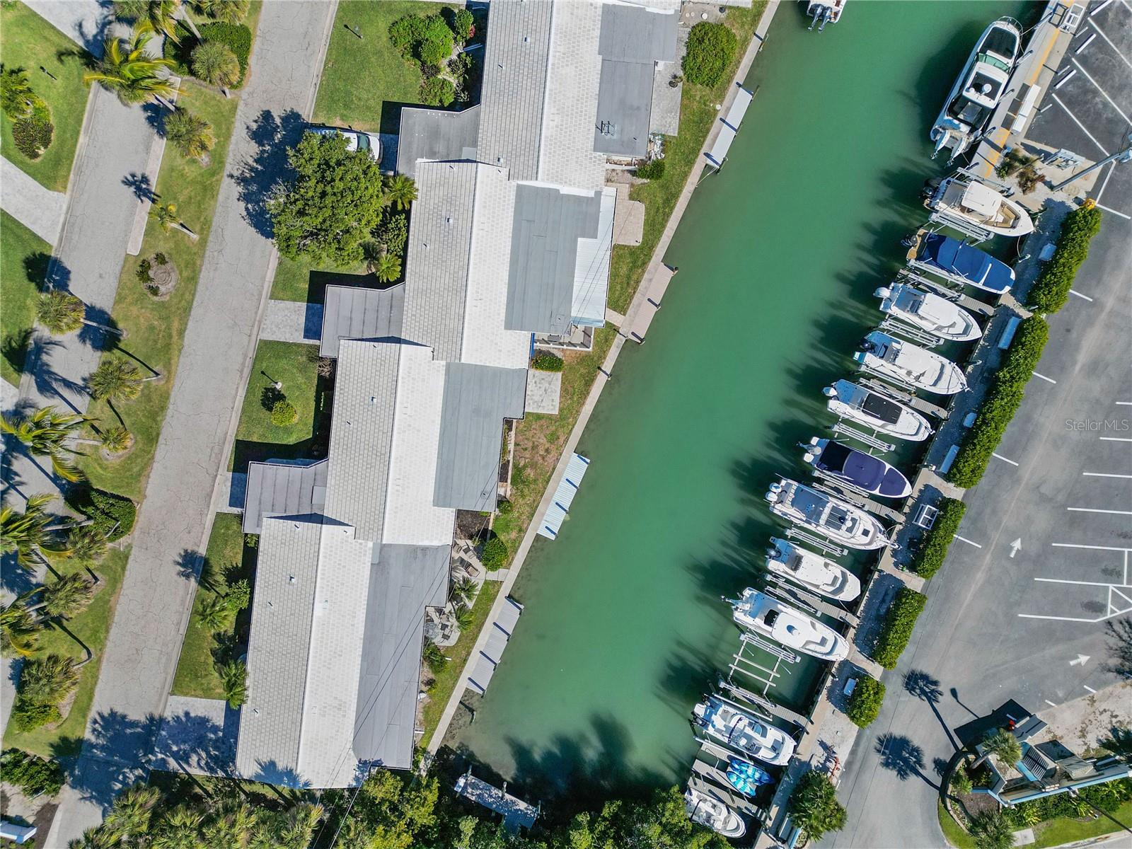 POINT WHITECAP APTS - Residential