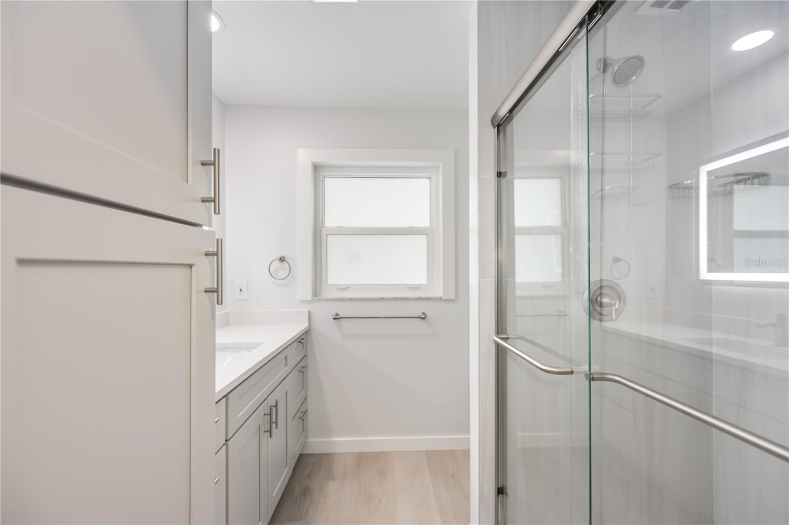 POINT WHITECAP APTS - Residential