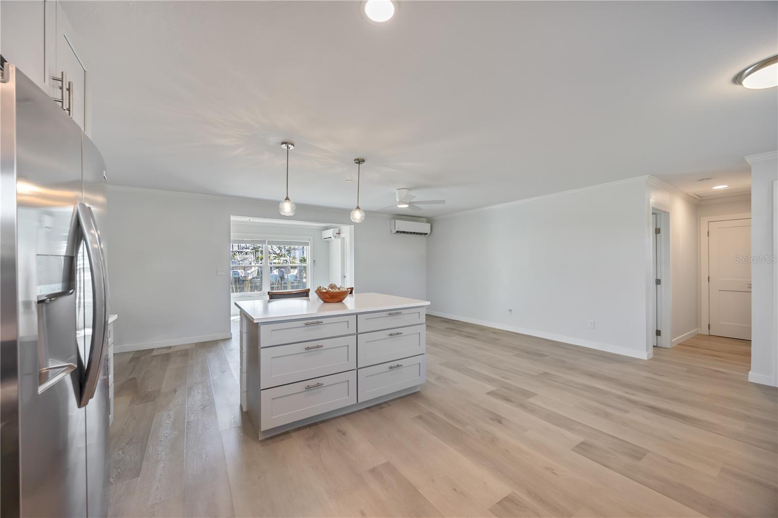 POINT WHITECAP APTS - Residential