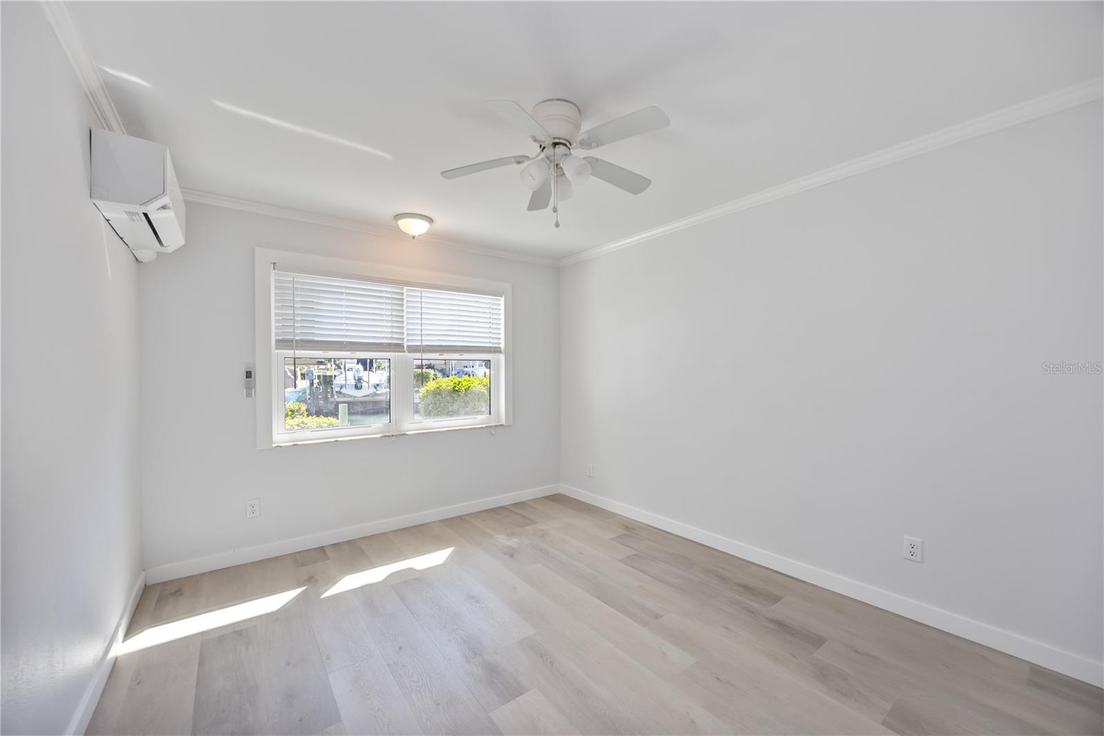 POINT WHITECAP APTS - Residential