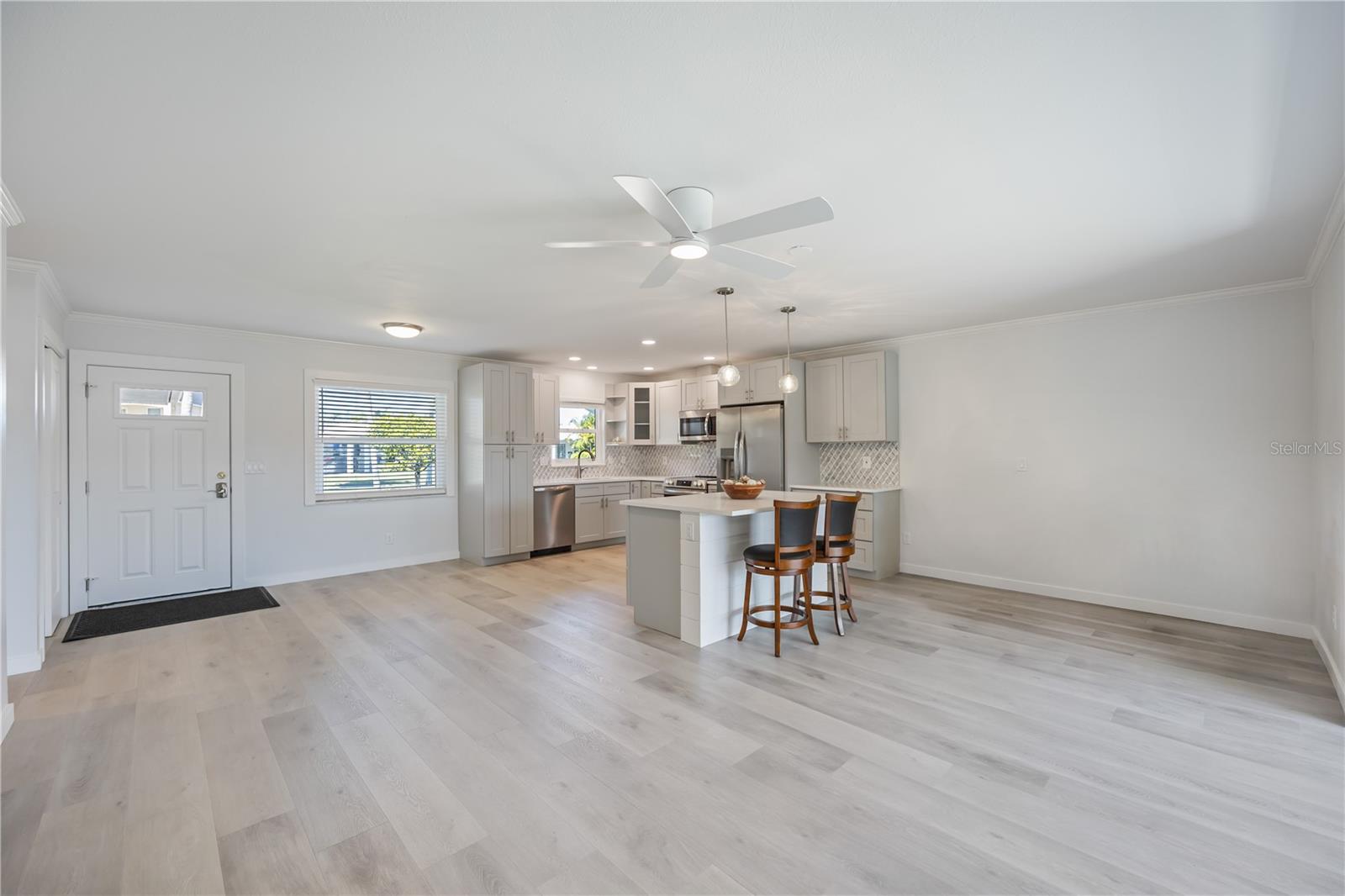 POINT WHITECAP APTS - Residential