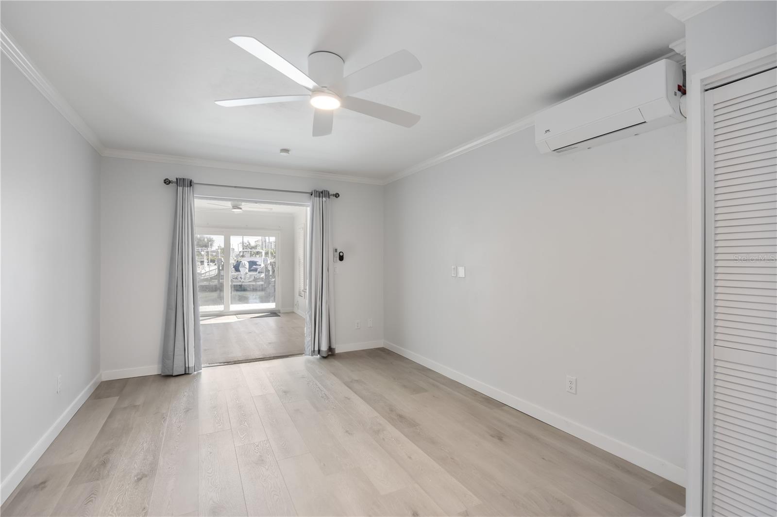 POINT WHITECAP APTS - Residential