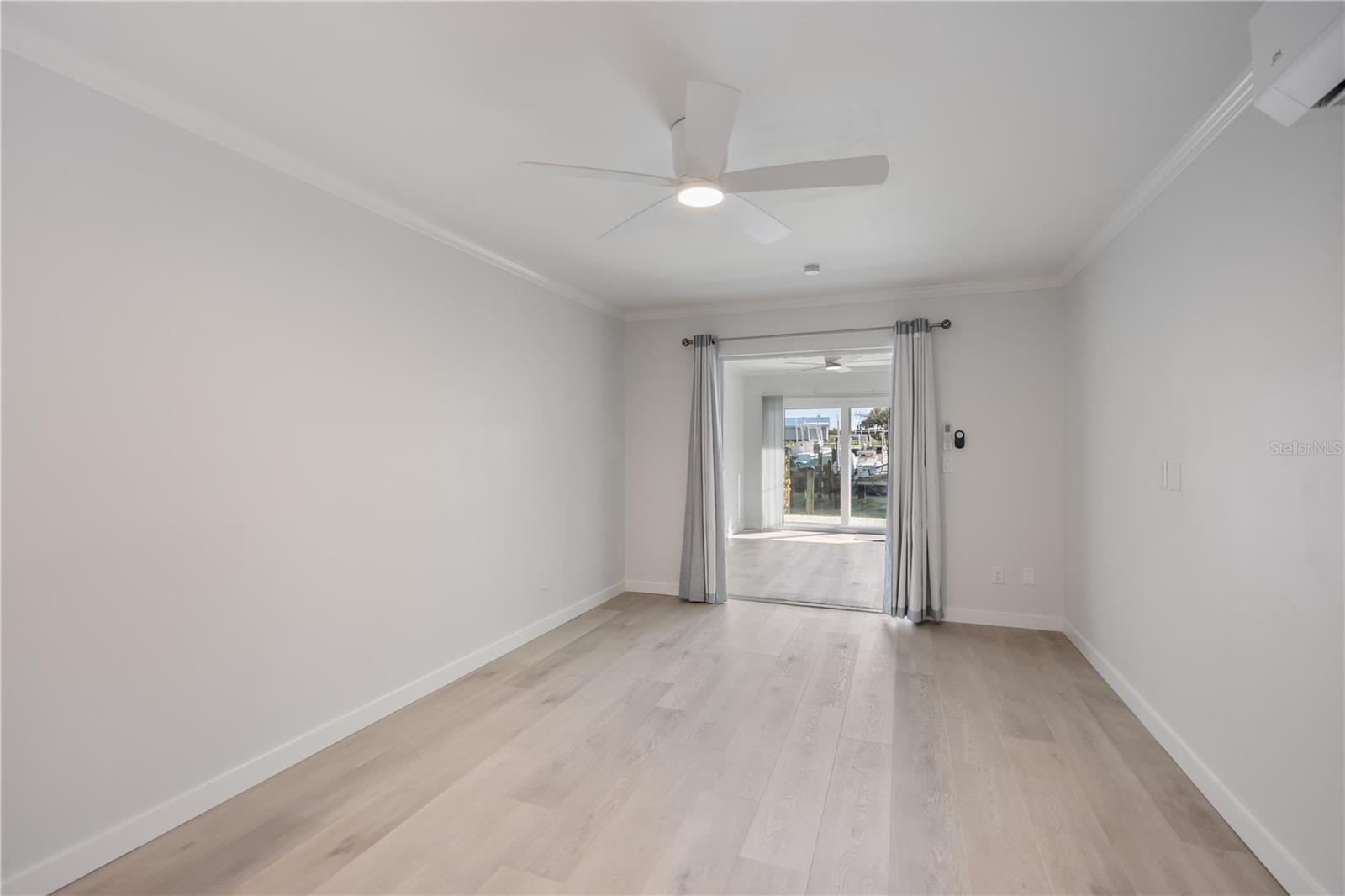 POINT WHITECAP APTS - Residential