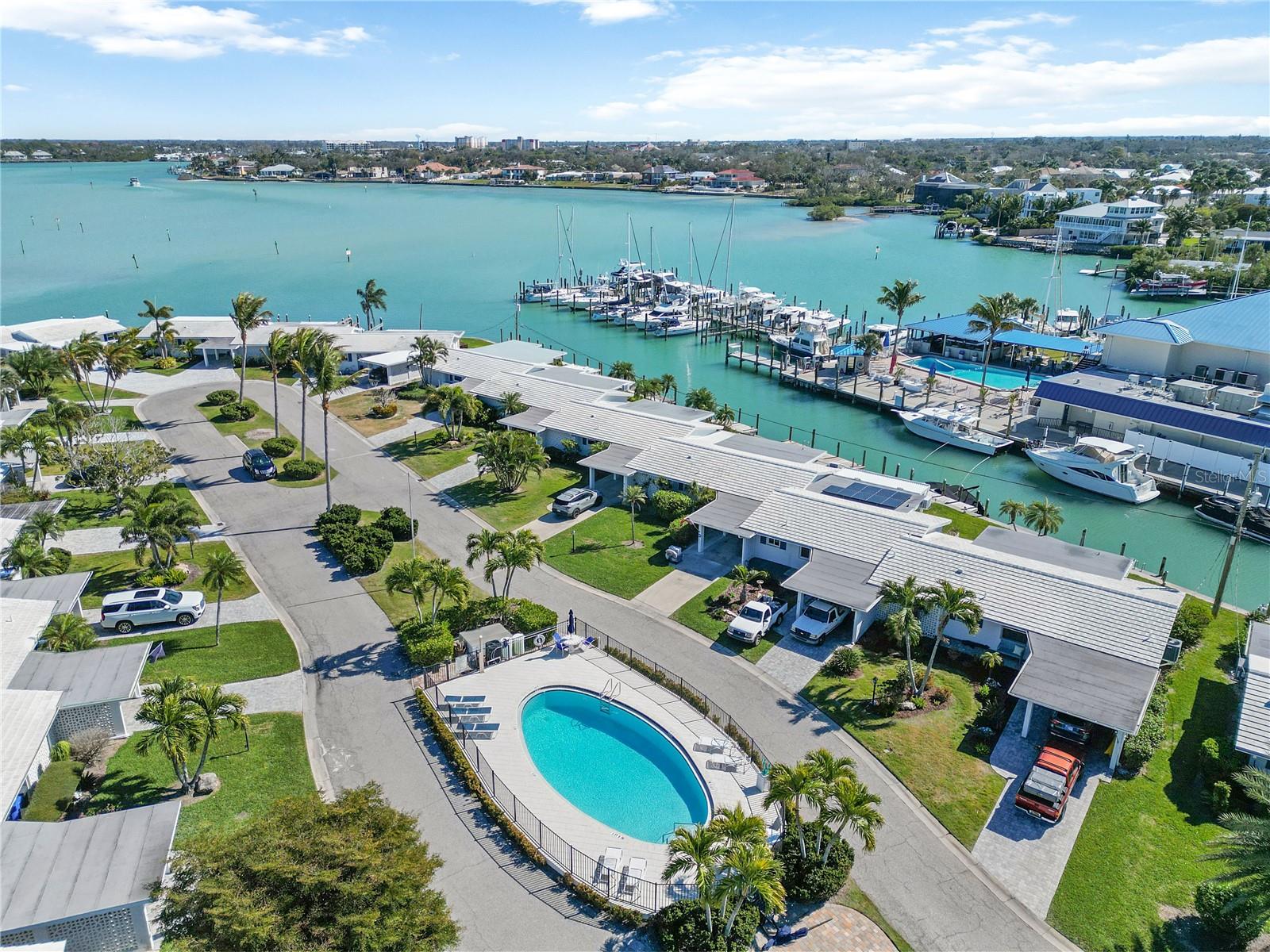 POINT WHITECAP APTS - Residential