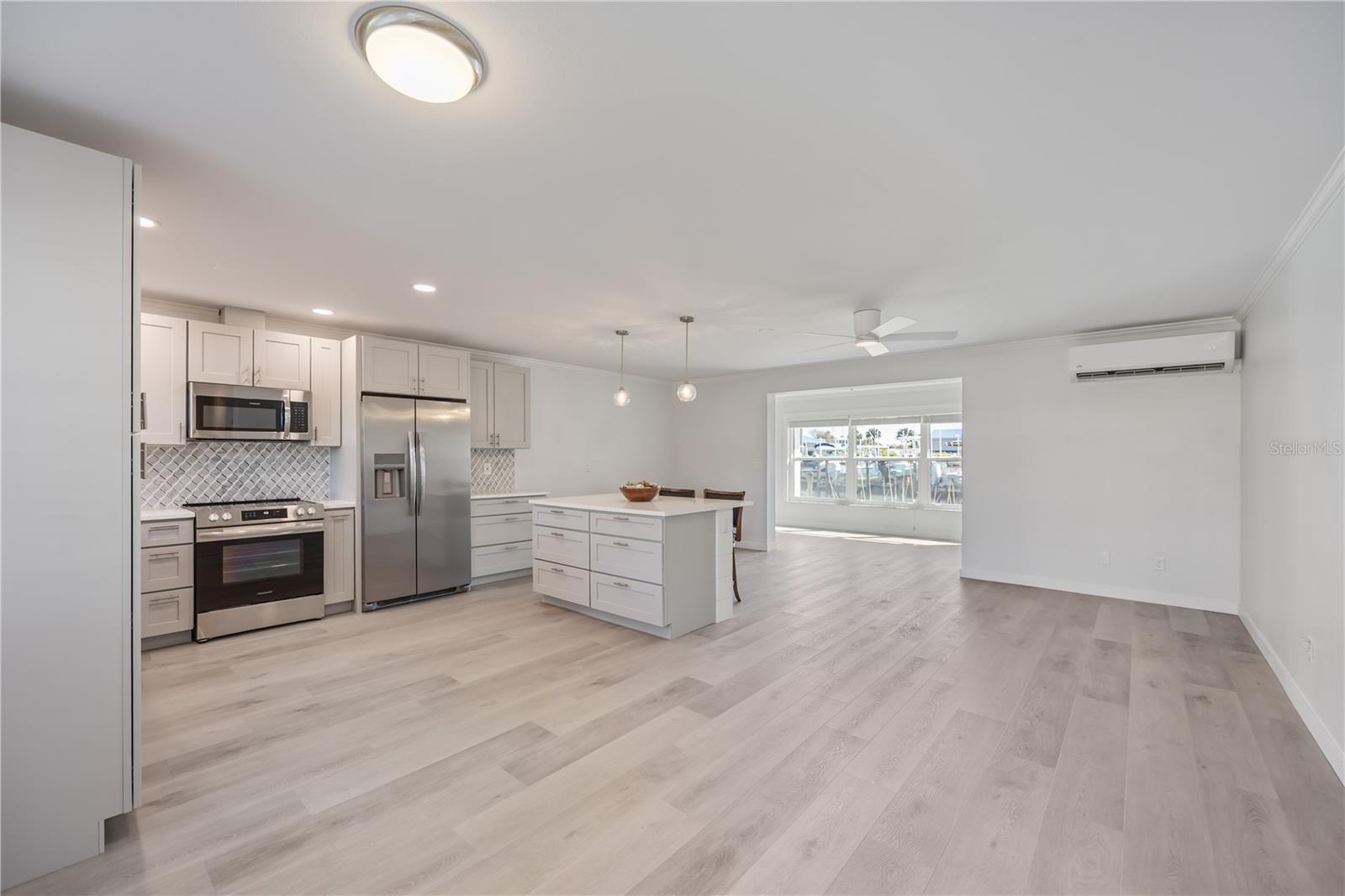 POINT WHITECAP APTS - Residential