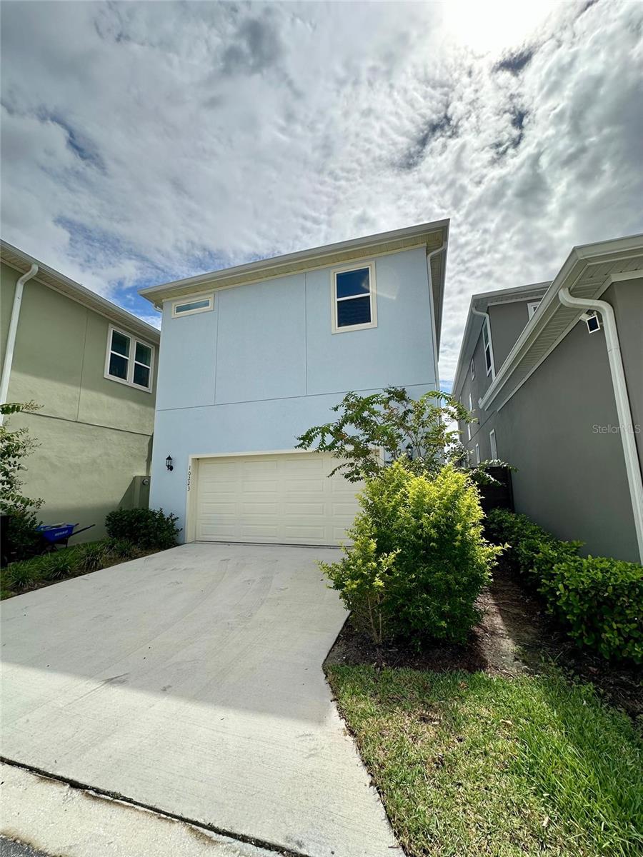 One-Bedroom Garage Apartment in Laureate Park, Lake Nona
Well-appointed 1-bedroom, 1-bath garage apartment located in the sought-after Laureate Park community of Lake Nona. This unit offers a private entrance, full kitchen, washer and dryer, and uncovered parking for one vehicle. The interior features a functional layout with modern finishes and upgrades throughout.
Conveniently situated near hospitals, schools, shopping, dining, and major employers. Residents enjoy access to Laureate Park amenities, including a resort-style pool, fitness center, tennis and pickleball courts, and scenic bike and walking trails.