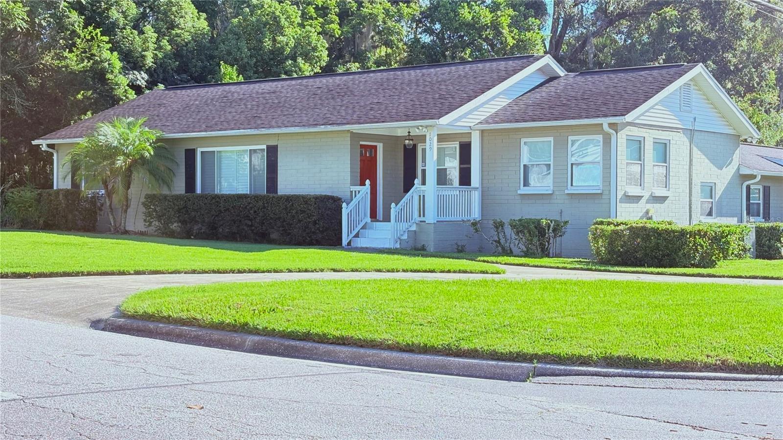 Eat-in kitchen and formal dining room, plus a Florida Room/Bonus Room with abundance of windows and nice view,
Laundry/Storage room, two car carport and more! Large patio and backyard. Sprinkler system. A must see! Square footage Marion County
property appraiser.