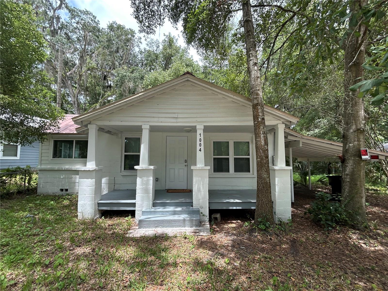 Discover your dream rental near Gainesville's historic bed & breakfast district!
Charming 2 bedroom, 2 bath + bonus office available now
Enjoy the unique atmosphere of this sought-after neighborhood, home to beautiful, historic inns like the Sweetwater Branch Inn and the Magnolia Plantation.
What you'll love about this property
Spacious Layout: Two comfortable bedrooms, each with a private bathroom, providing privacy and convenience.
Dedicated Workspace: The bonus office offers the perfect space for remote work or creative pursuits.
In-unit Laundry: Say goodbye to laundromats with on-site laundry facilities for hassle-free living.
Prime Location: Steps away from the charm and character of the historic bed & breakfast district.
Modern Touches: Well-maintained and featuring desirable features for a comfortable lifestyle.
Experience Gainesville living at its finest
Imagine waking up to your peaceful neighborhood and then taking a short stroll to explore downtown's vibrant scene, with its unique shops, restaurants, and cultural attractions. This location combines the best of both worlds – historic charm and modern convenience.
