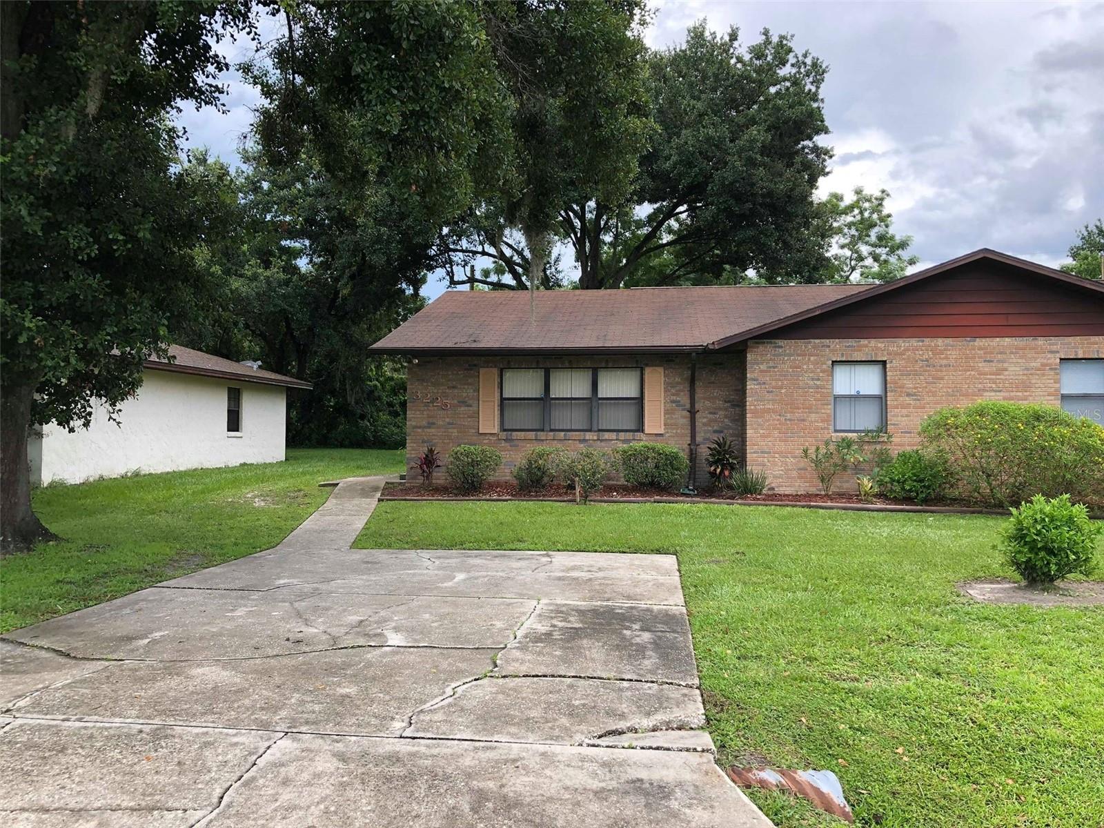 Charming 2 bedroom/2 bathroom duplex and only 1 mile from I4. This unit features a new fenced in back yard, tile floors, large screened porch and dual master vanity. Yard care is included in the monthly rent. ALL APPLICANTS MUST PASS CREDIT AND CRIMINAL BACKGROUND CHECK. NO EXCEPTIONS.