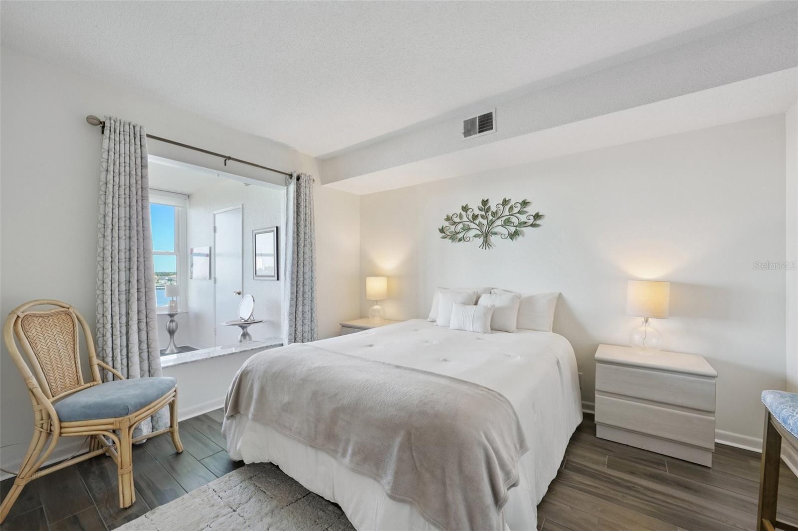 SHORE CREST BLDG - Residential