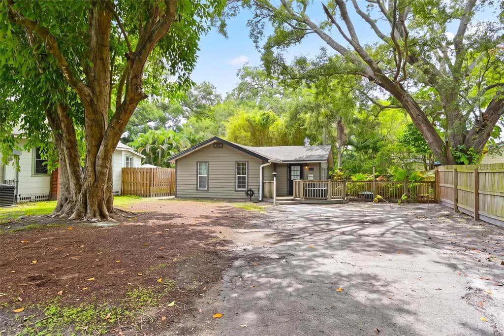 Photo of 2212 11th Avenue W, Bradenton, FL 34205 (MLS # A4702196)