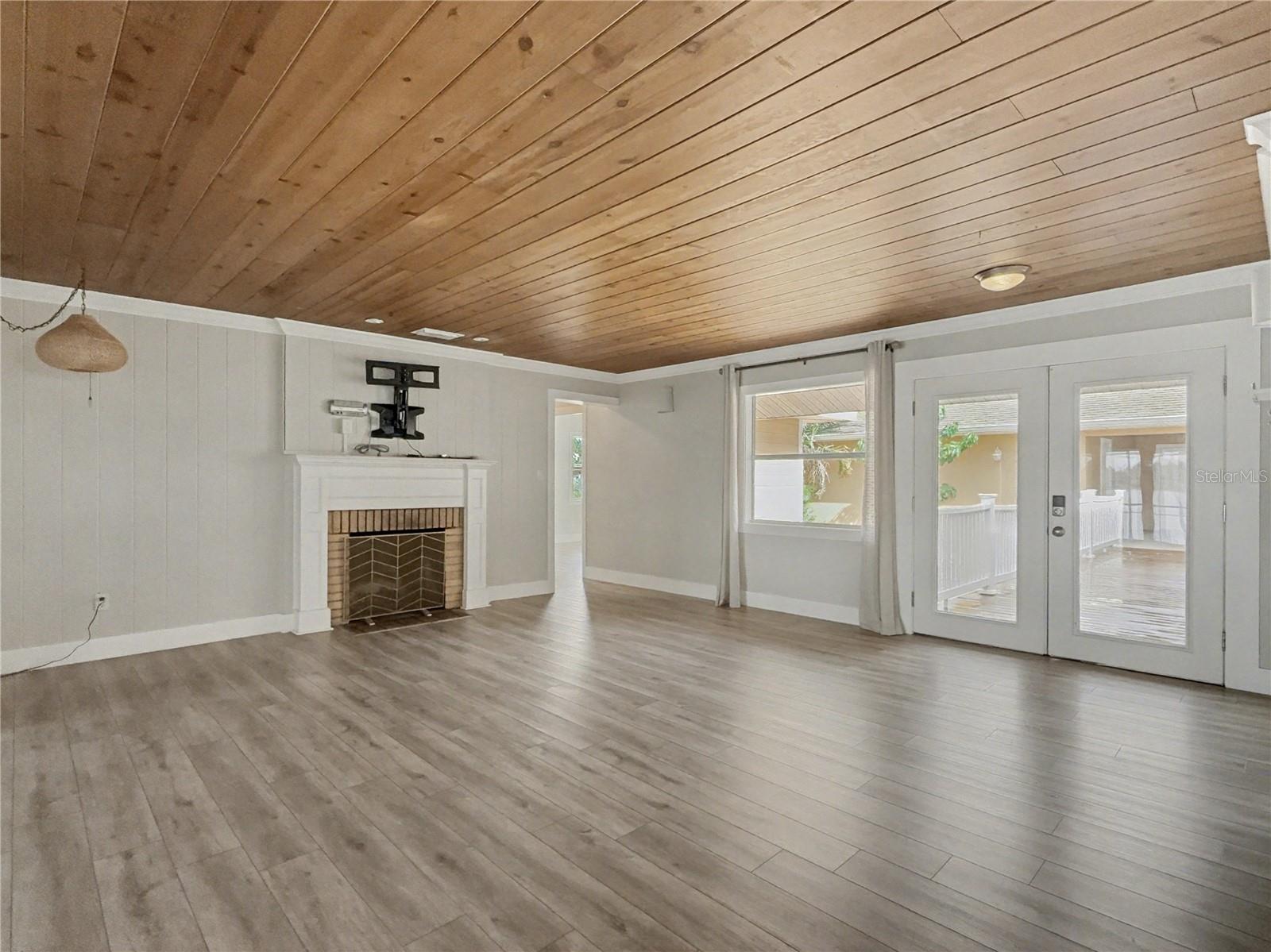 ELOISE WOODS LAKE ROY UNIT - Residential Lease