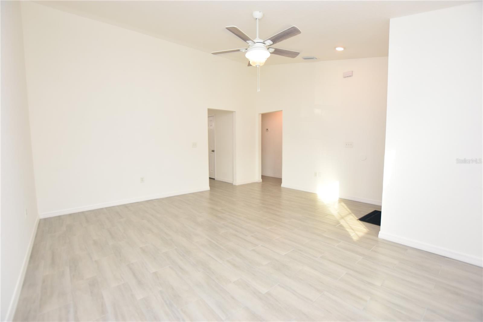 FOX LAKES - Residential Lease