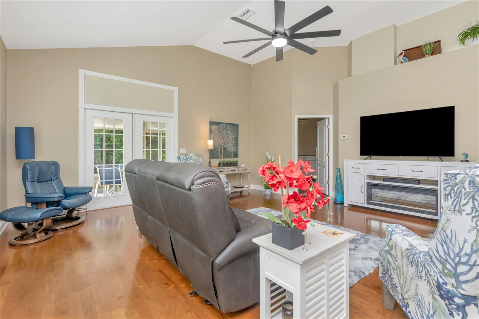 1194 ROYAL BOULEVARD