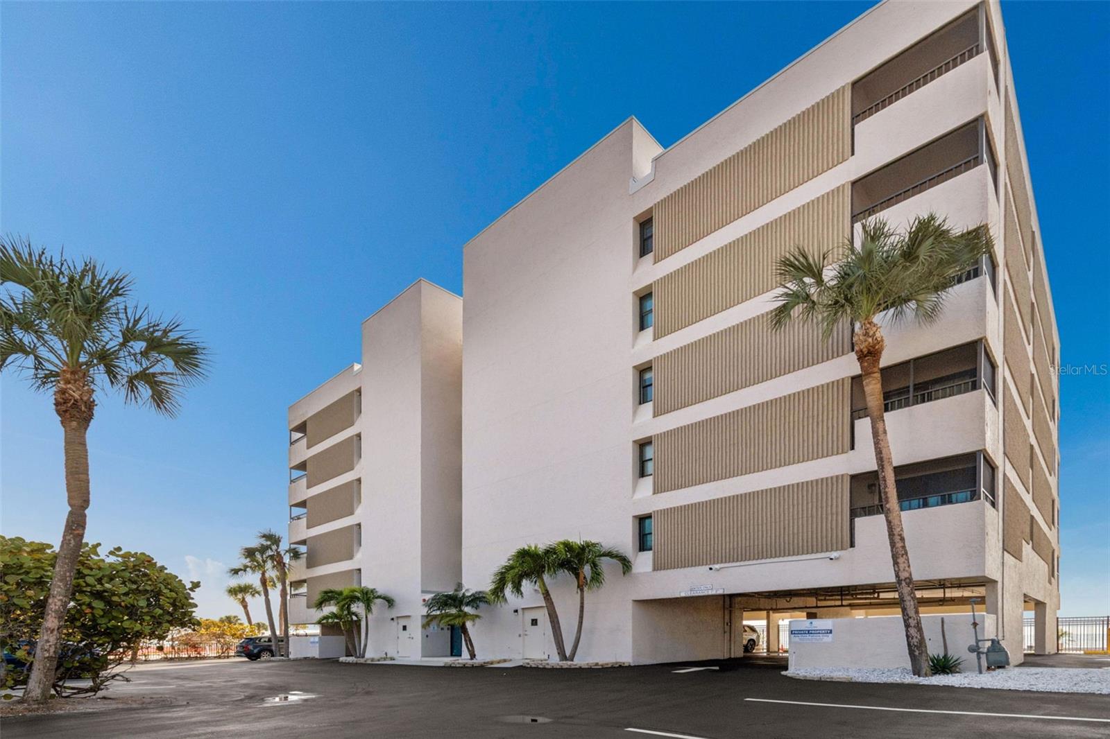 ARIE DAM CONDO - Residential