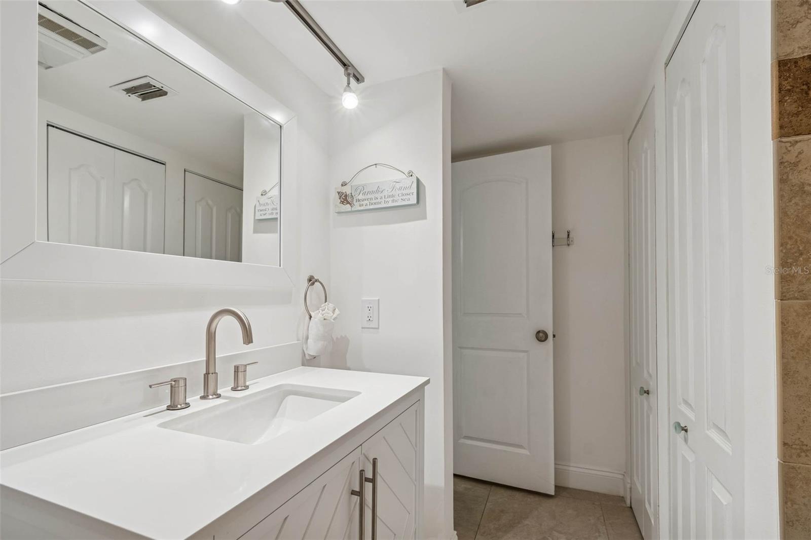 ARIE DAM CONDO - Residential