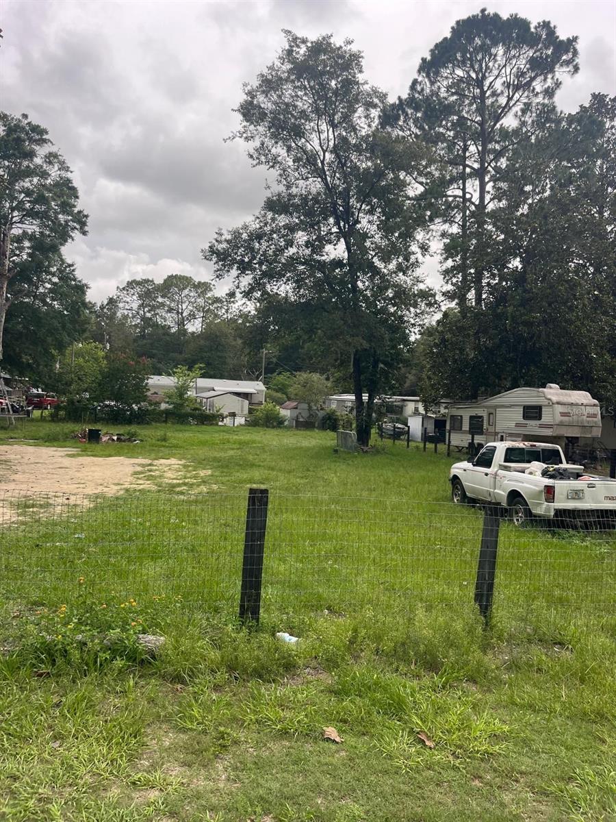 Vacant lot in a residential area, ideal for construction, especially for a single-family home. Mobile homes, manufactured homes, and more are possible. Located in a quiet community in Ocala, Florida.