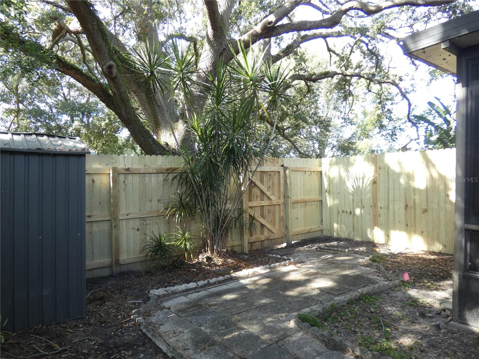 WESTSIDE TWNHMS - Residential