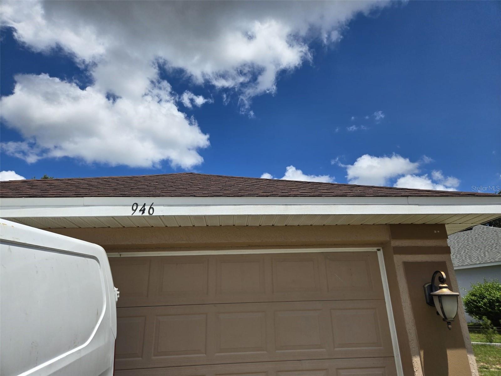 Beautiful, super-spacious open-concept home available with 3 spacious bedrooms and 2 bathrooms, laundry included, and an extraordinary patio where you can enjoy the sunset and spend time with friends.