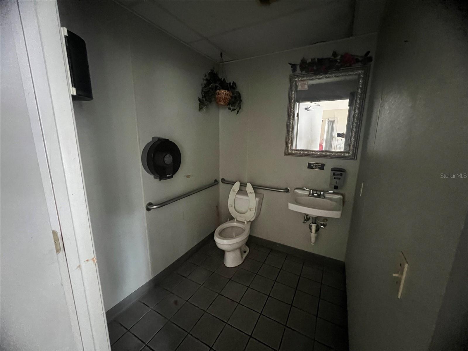 LYNWOOD PARK - Commercial Sale