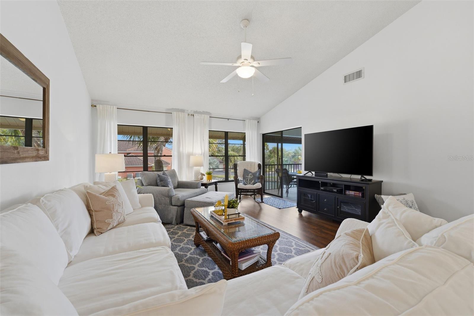 LOS LAGOS - Residential