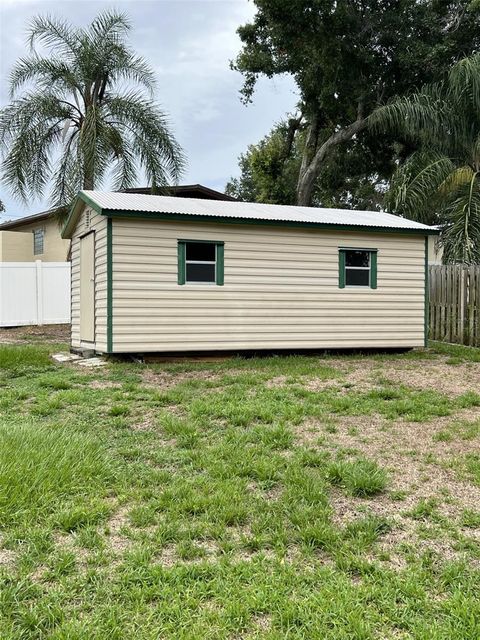 A home in LAKE WALES