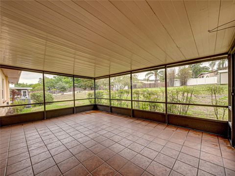 A home in LAKE WALES