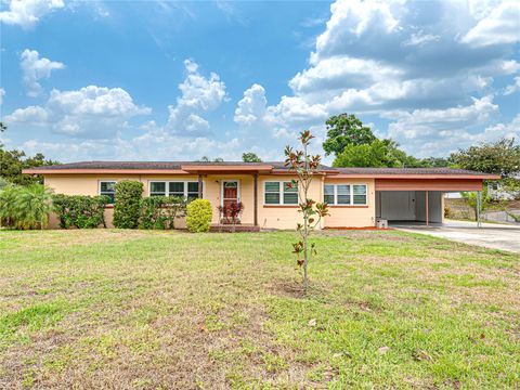 A home in LAKE WALES