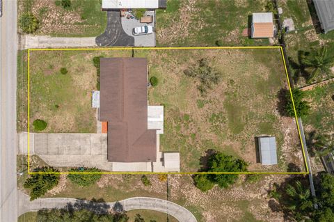 A home in LAKE WALES