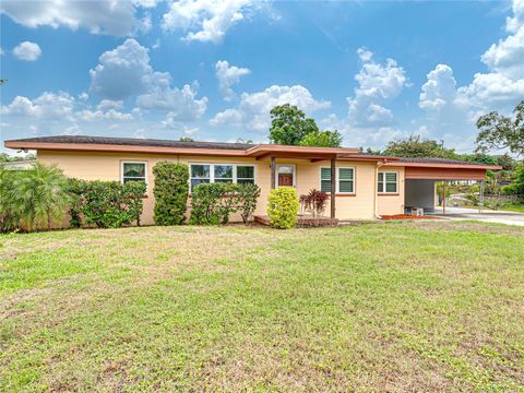 A home in LAKE WALES