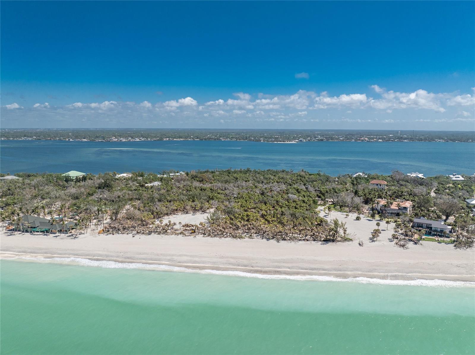 GALLEONS REACH - Land