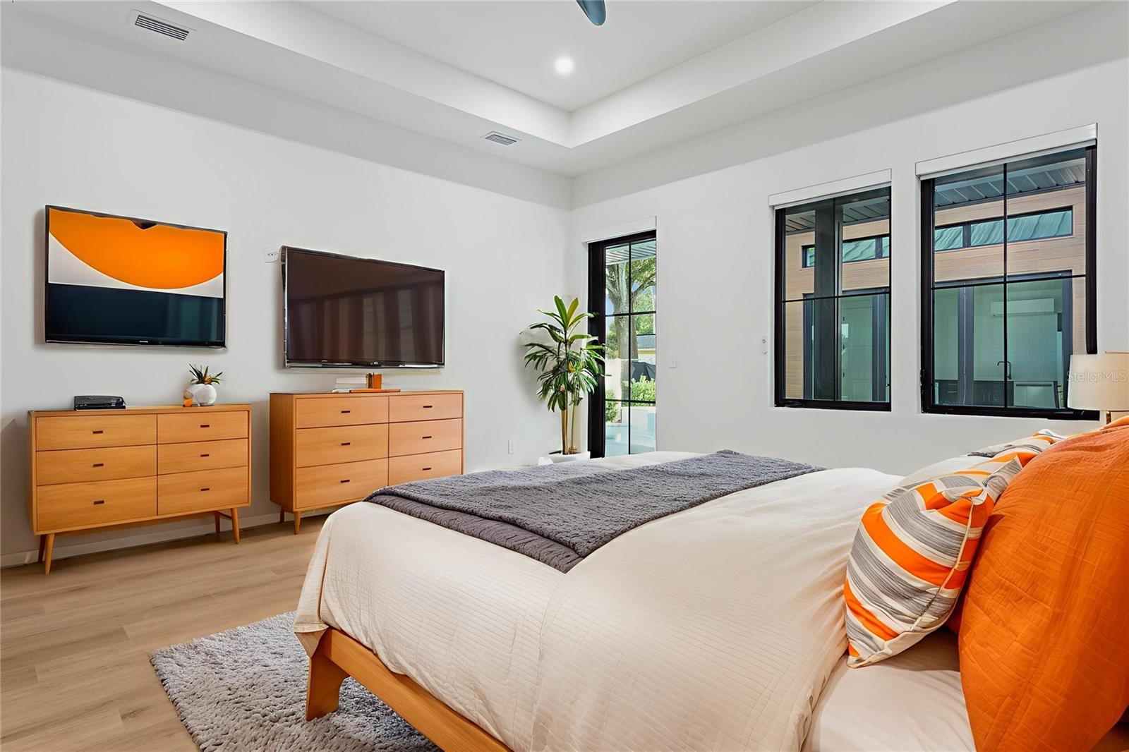 NORTH RIVERSIDE - Residential Lease