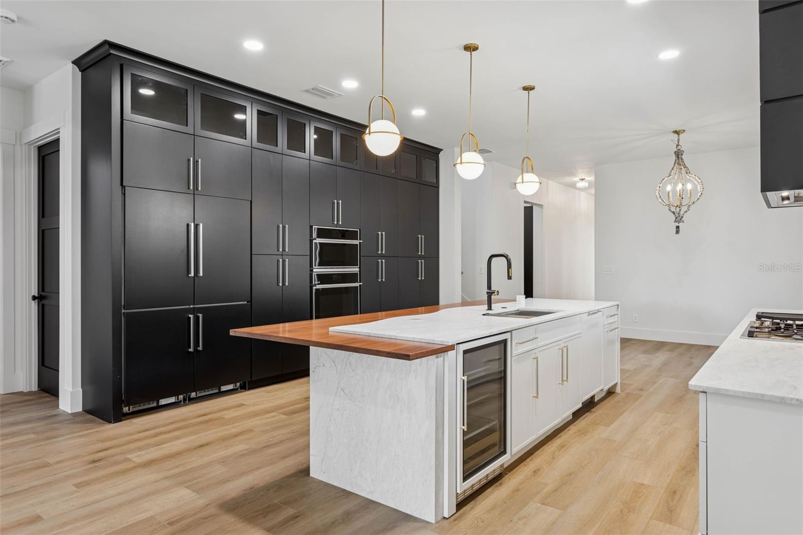 NORTH RIVERSIDE - Residential Lease