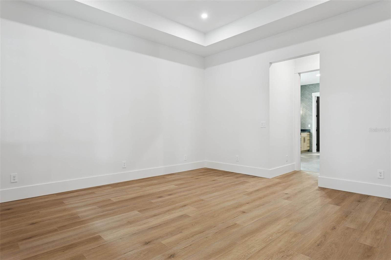 NORTH RIVERSIDE - Residential Lease