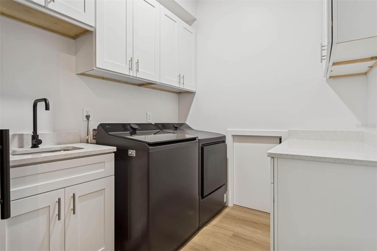 NORTH RIVERSIDE - Residential Lease