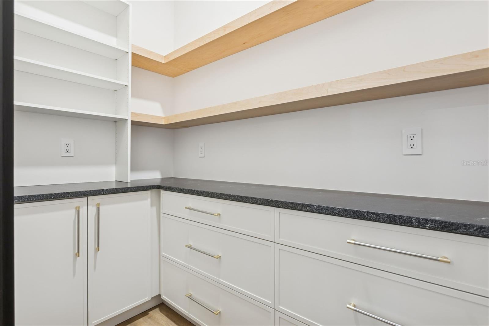 NORTH RIVERSIDE - Residential Lease